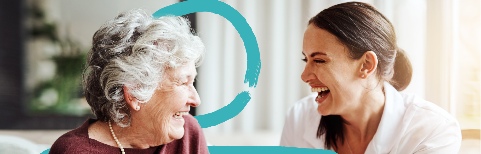 Pflegefachperson und Frau lachend